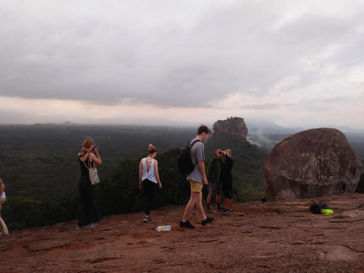 One More Night Hostel Sigiriya Exterior foto