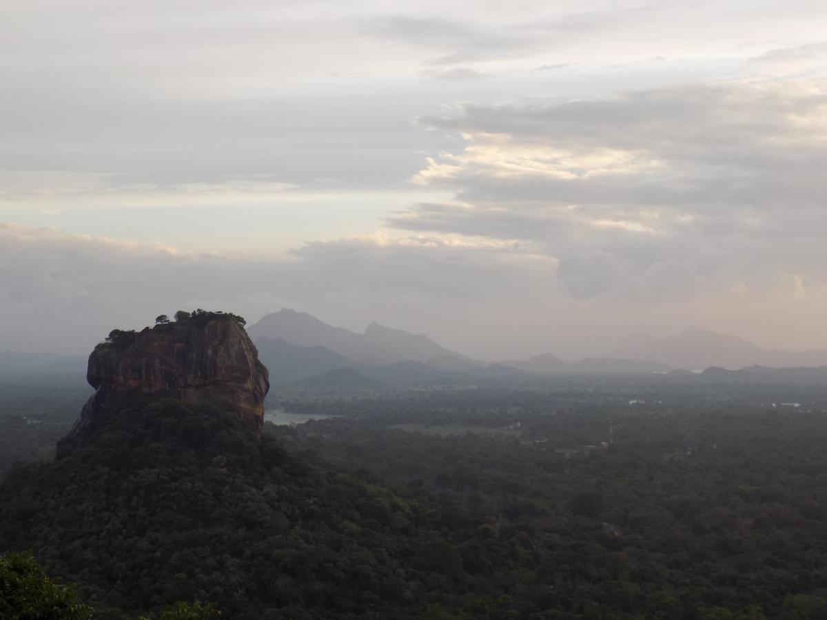 One More Night Hostel Sigiriya Exterior foto
