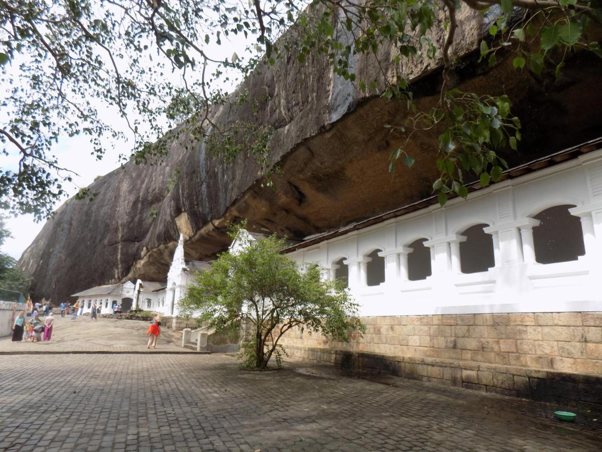 One More Night Hostel Sigiriya Exterior foto